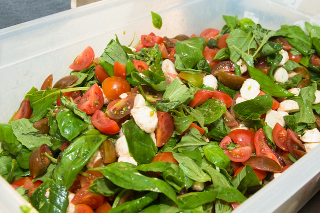 סדנת פיצה עם דיירי הוסטל למבוגרים