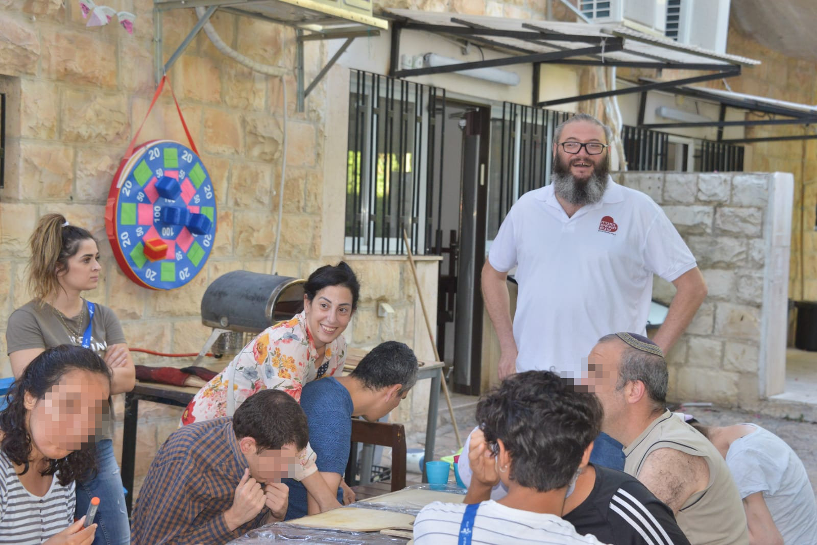 סדנת פיצה עם בוגרים אוטיסטים בבית אביב