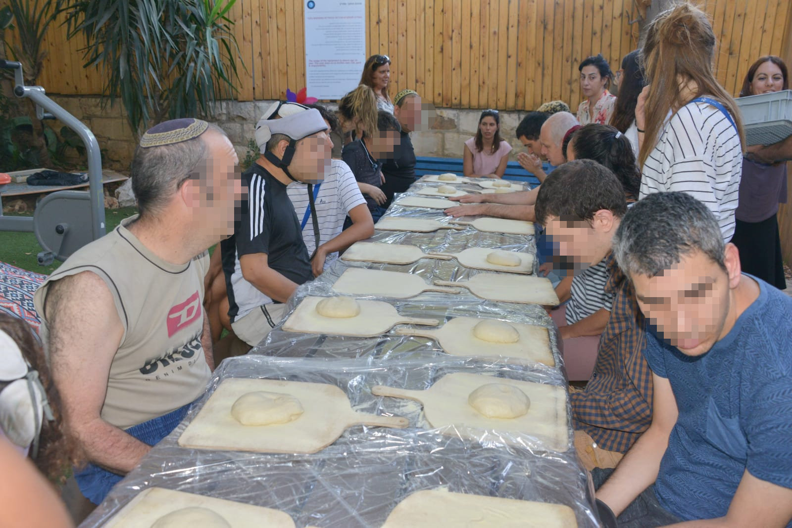 סדנת פיצה עם בוגרים אוטיסטים בבית אביב