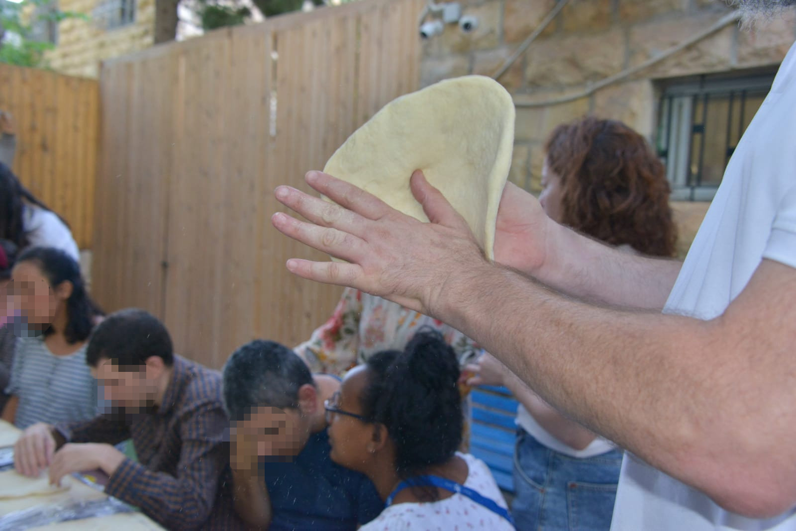 סדנת פיצה עם בוגרים אוטיסטים בבית אביב