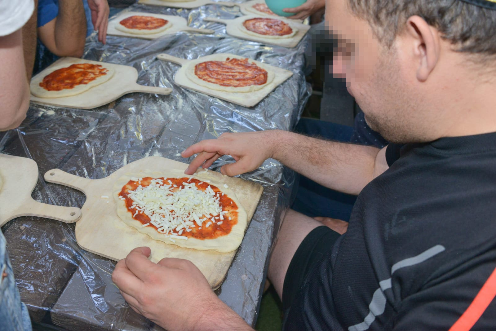 סדנת פיצה עם בוגרים אוטיסטים בבית אביב