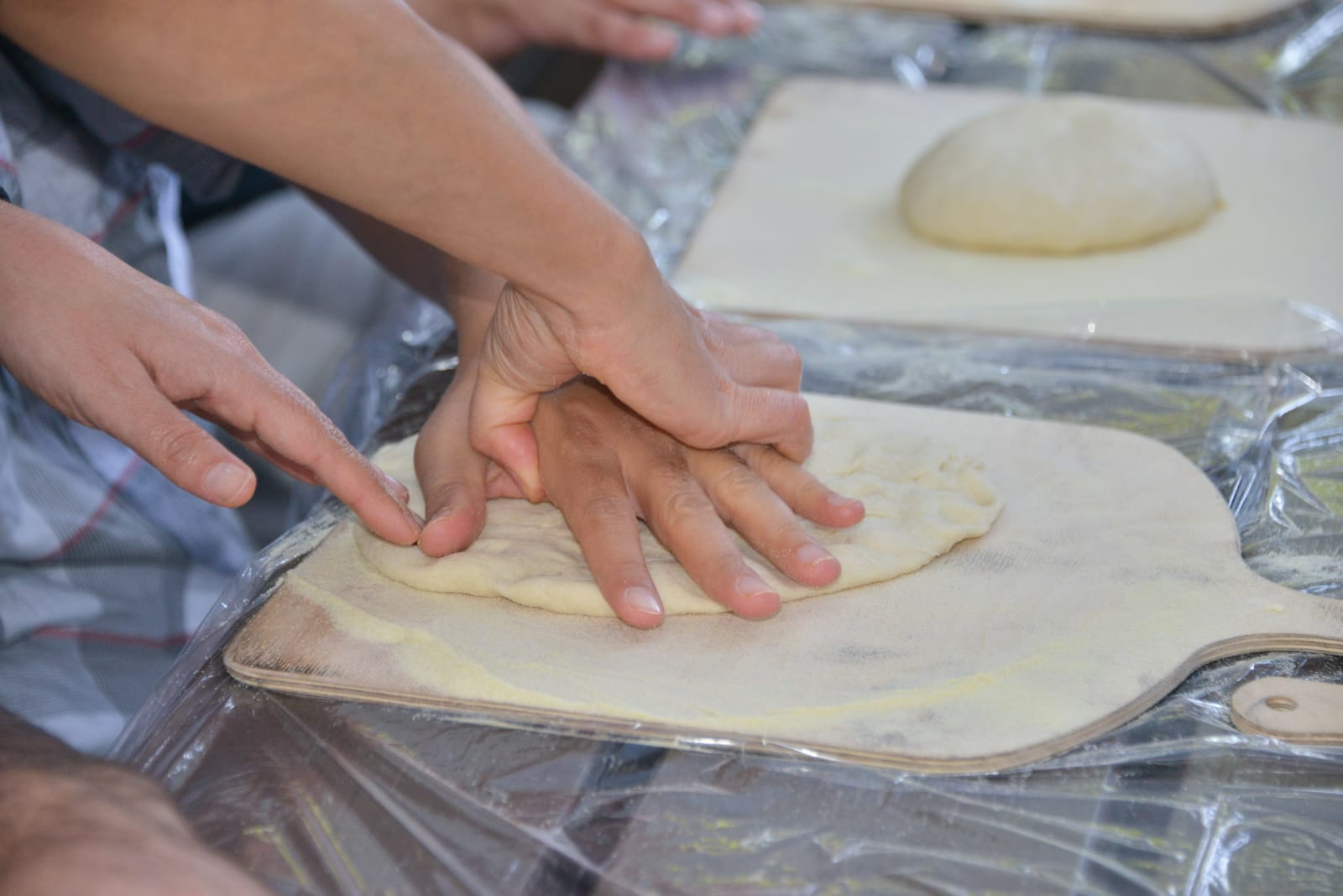 סדנת פיצה עם בוגרים אוטיסטים בבית אביב