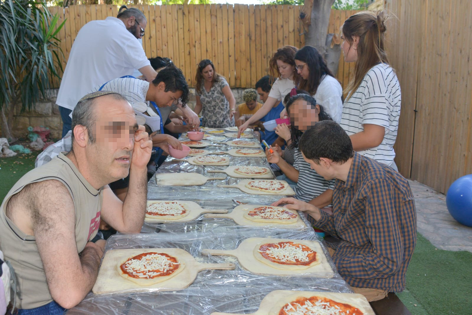 סדנת פיצה עם בוגרים אוטיסטים בבית אביב