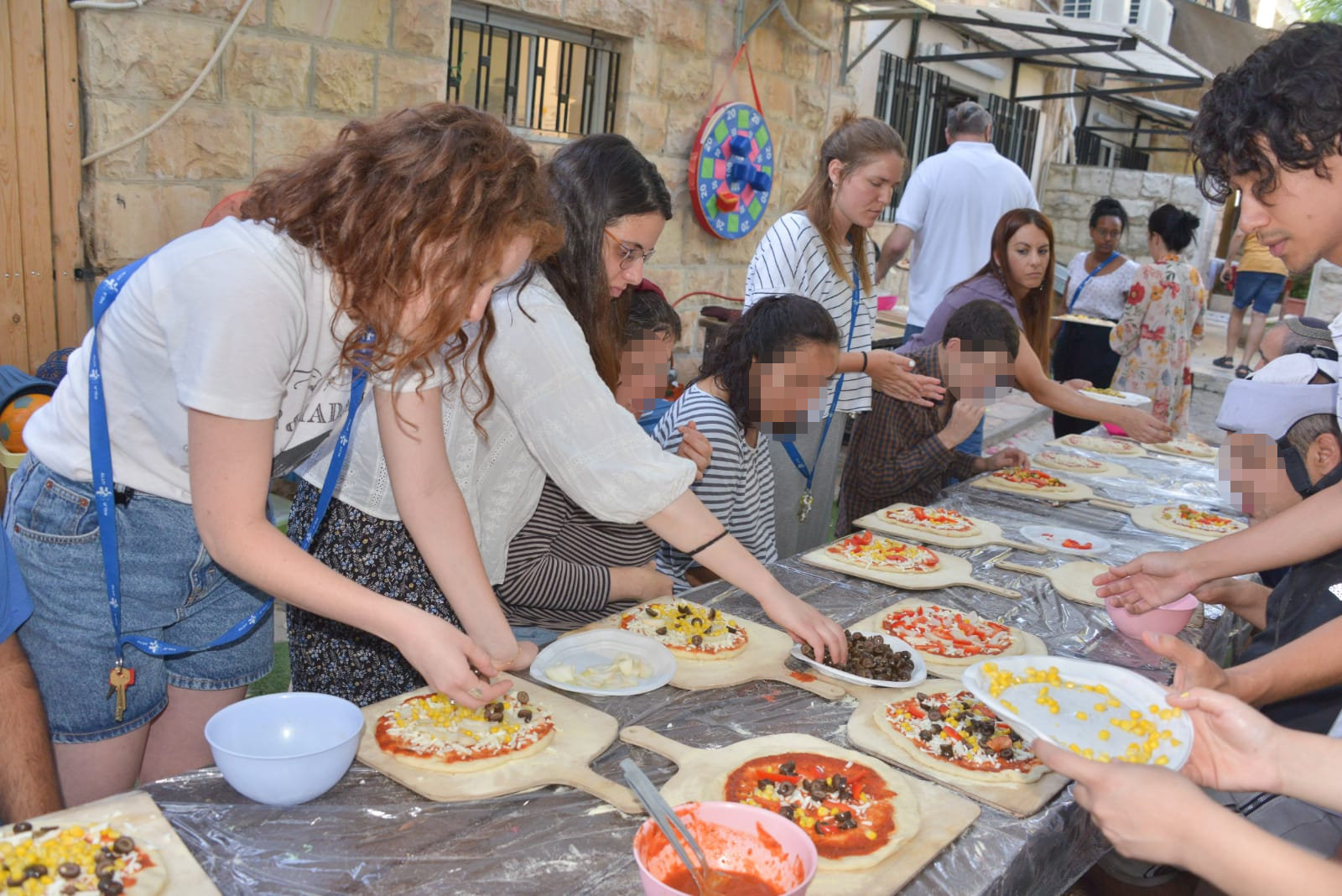 סדנת פיצה עם בוגרים אוטיסטים בבית אביב