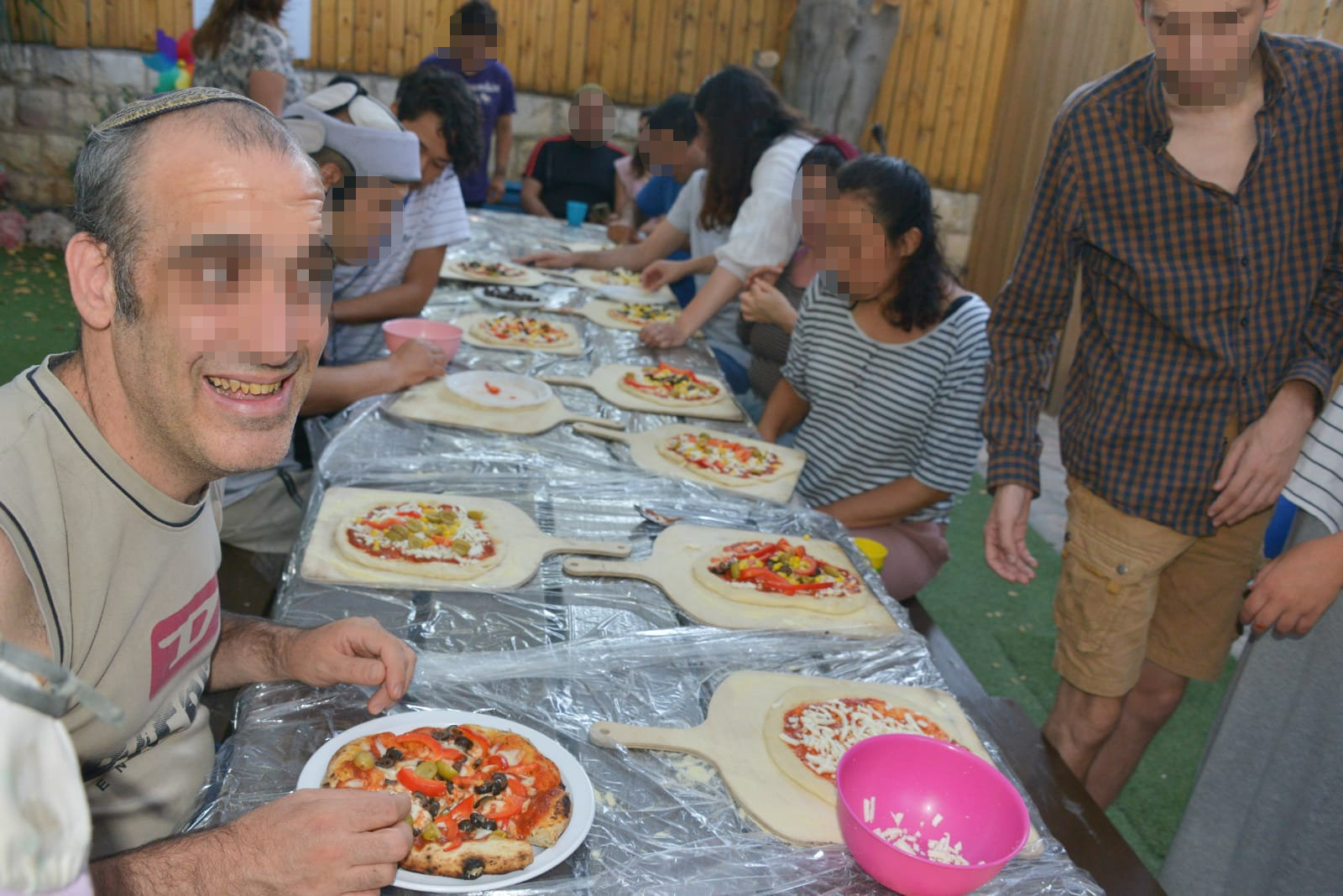 סדנת פיצה עם בוגרים אוטיסטים בבית אביב