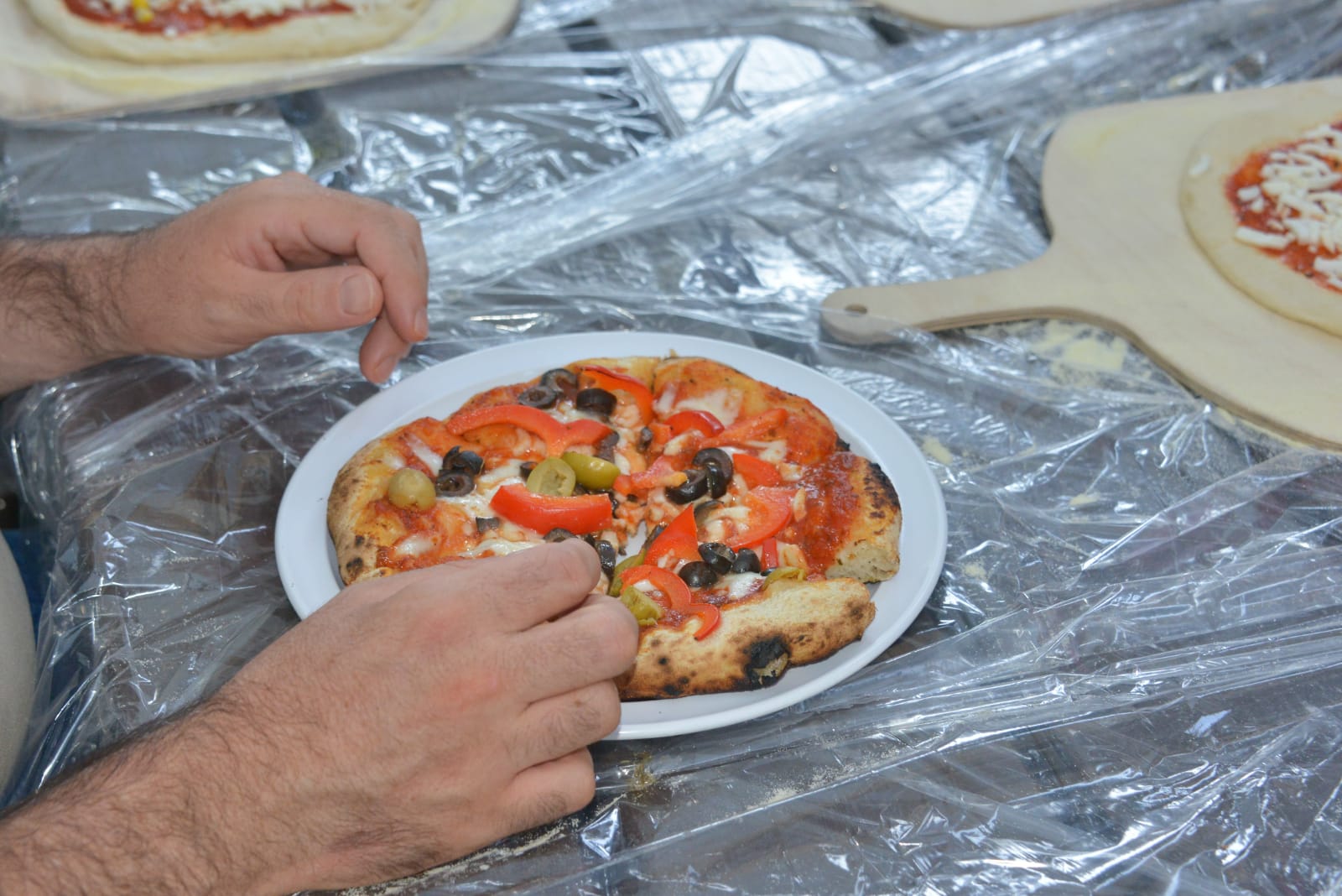 סדנת פיצה עם בוגרים אוטיסטים בבית אביב