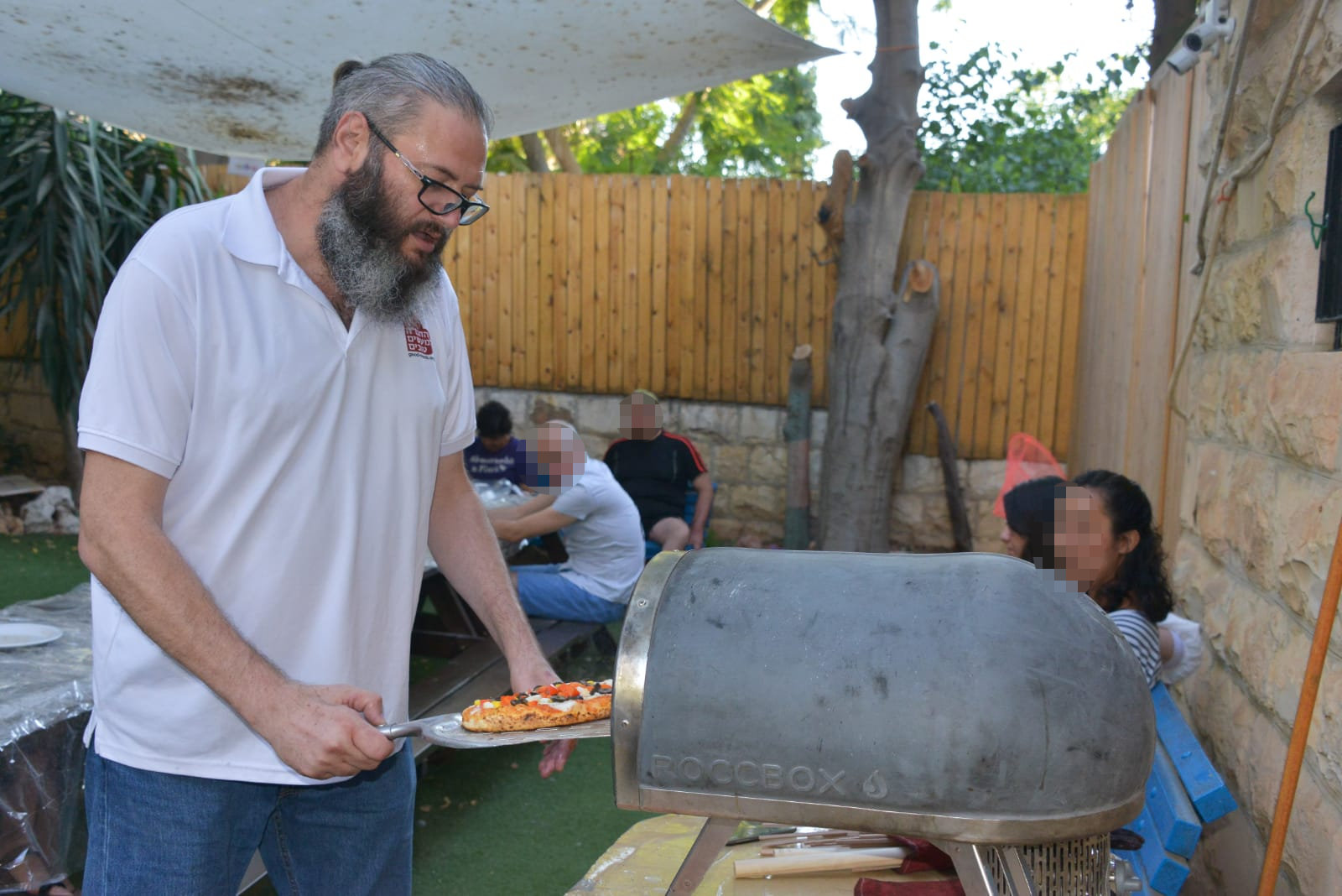 סדנת פיצה עם בוגרים אוטיסטים בבית אביב