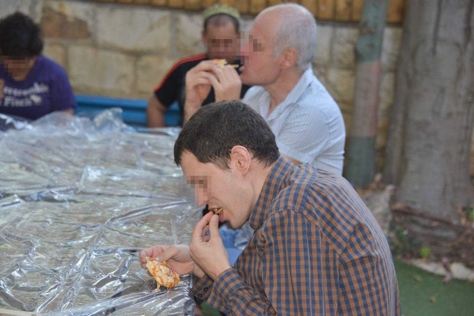 סדנת פיצה עם בוגרים אוטיסטים בבית אביב