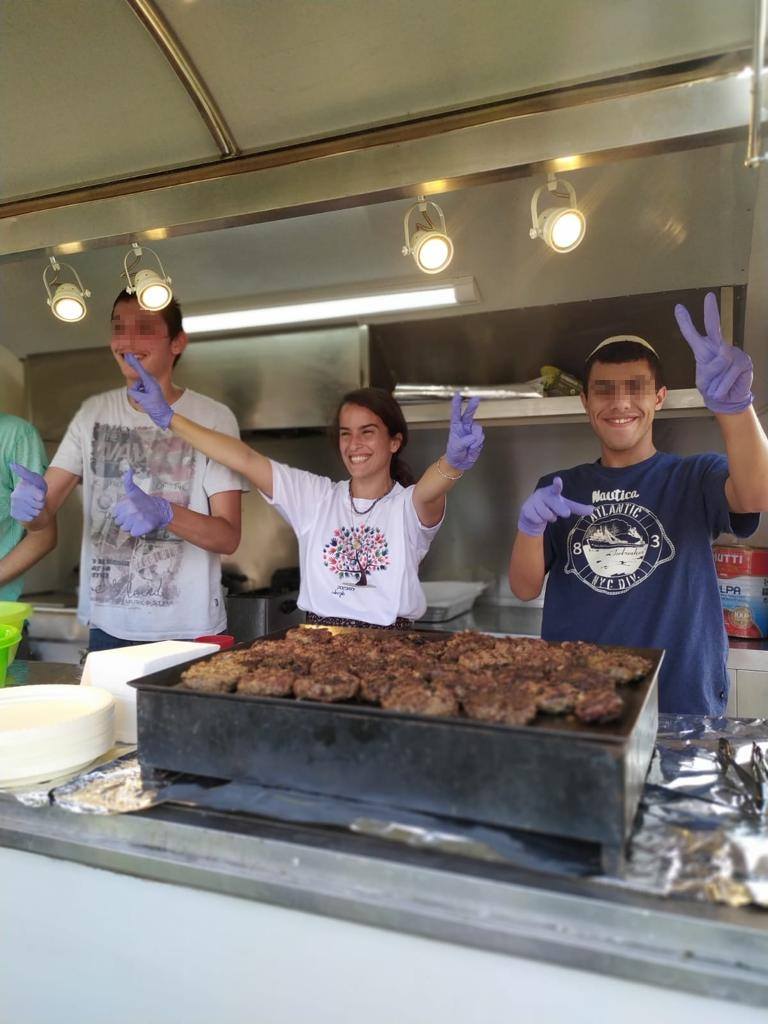 על האש עם דיירי ההוסטלים לצעירים אוטיסטים