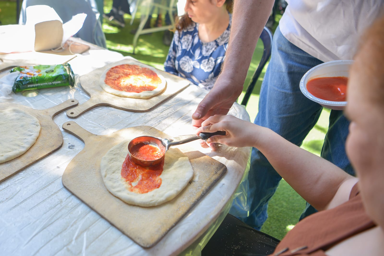 סדנת פיצה למתמודדים עם שילוב מוגבלויות: עיוורון, מוגבלות שכלית ופיזית ולקויות תקשורת.