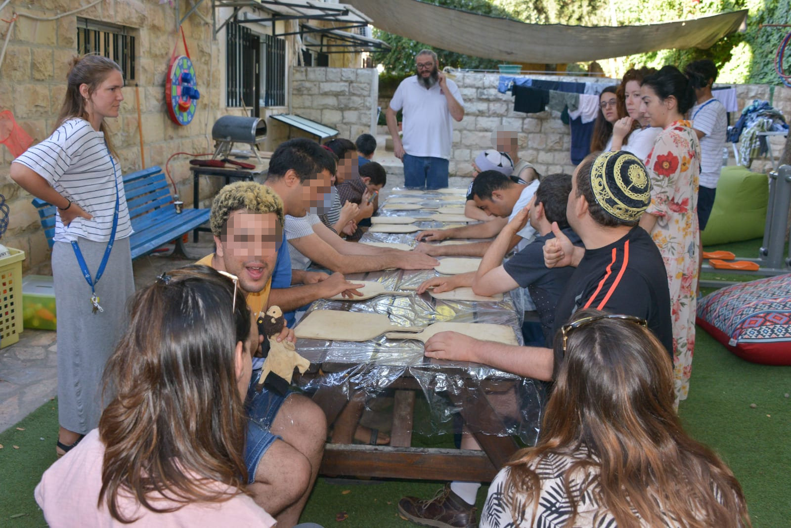 סדנת פיצה עם בוגרים אוטיסטים בבית אביב